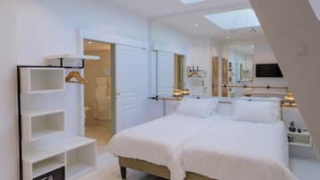 Premium bedding, in-room safe, individually decorated