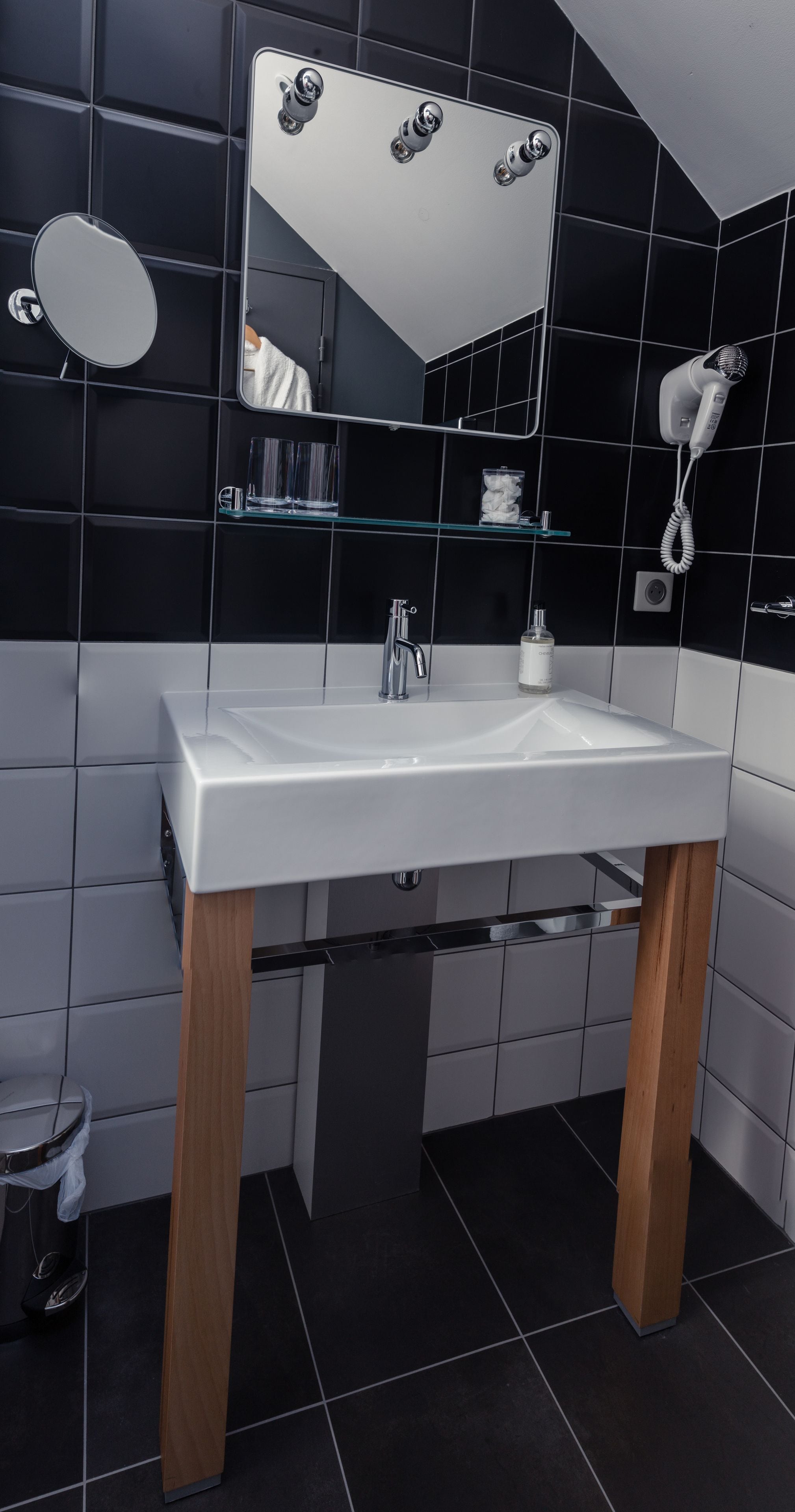 classic room | bathroom | shower, eco-friendly toiletries, hair dryer, towels