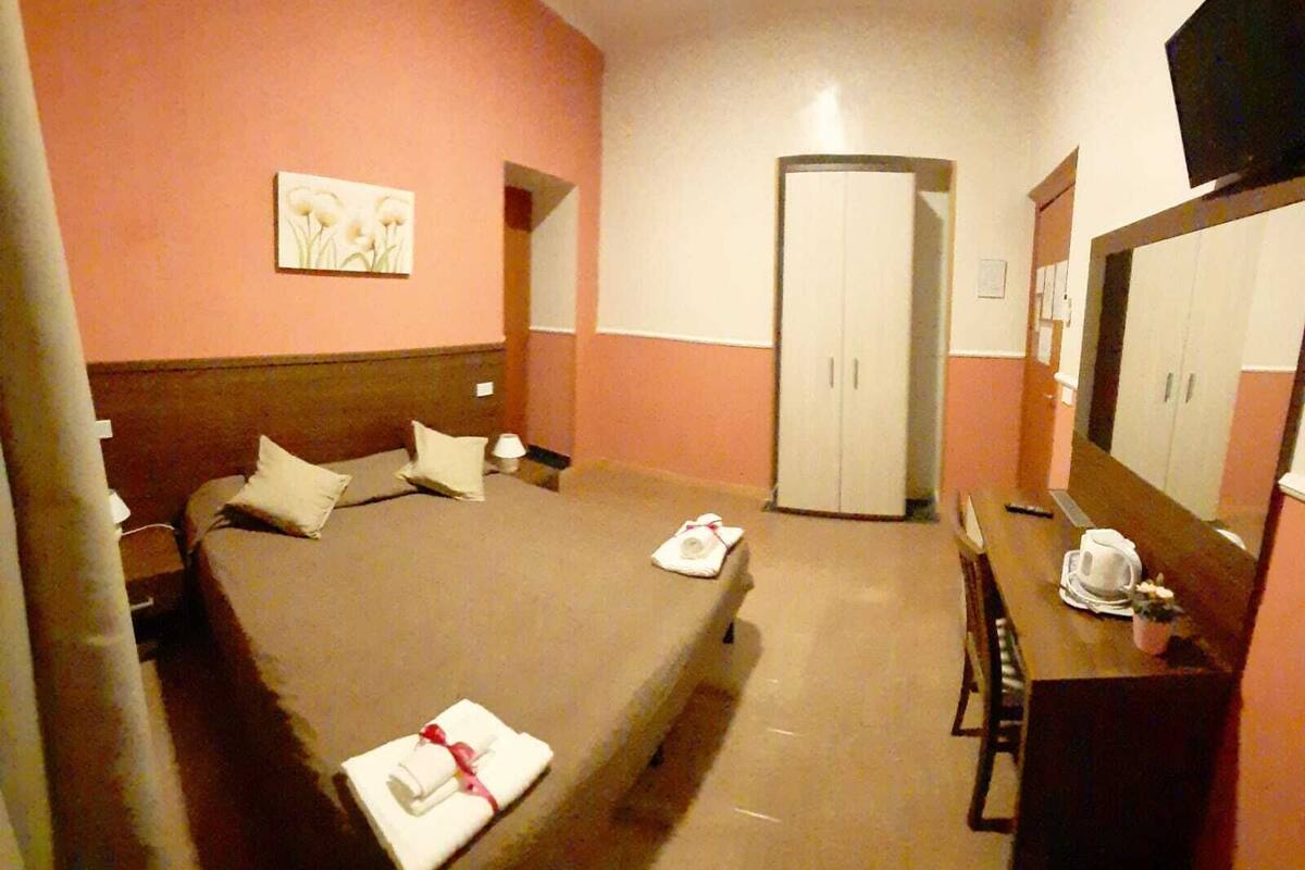 Classic Room | In-room safe, desk, iron/ironing board (on request), WiFi (free)