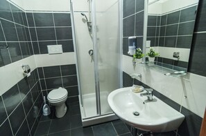 In-room safe, desk, iron/ironing board, free WiFi - Hotel Leone (Rome)