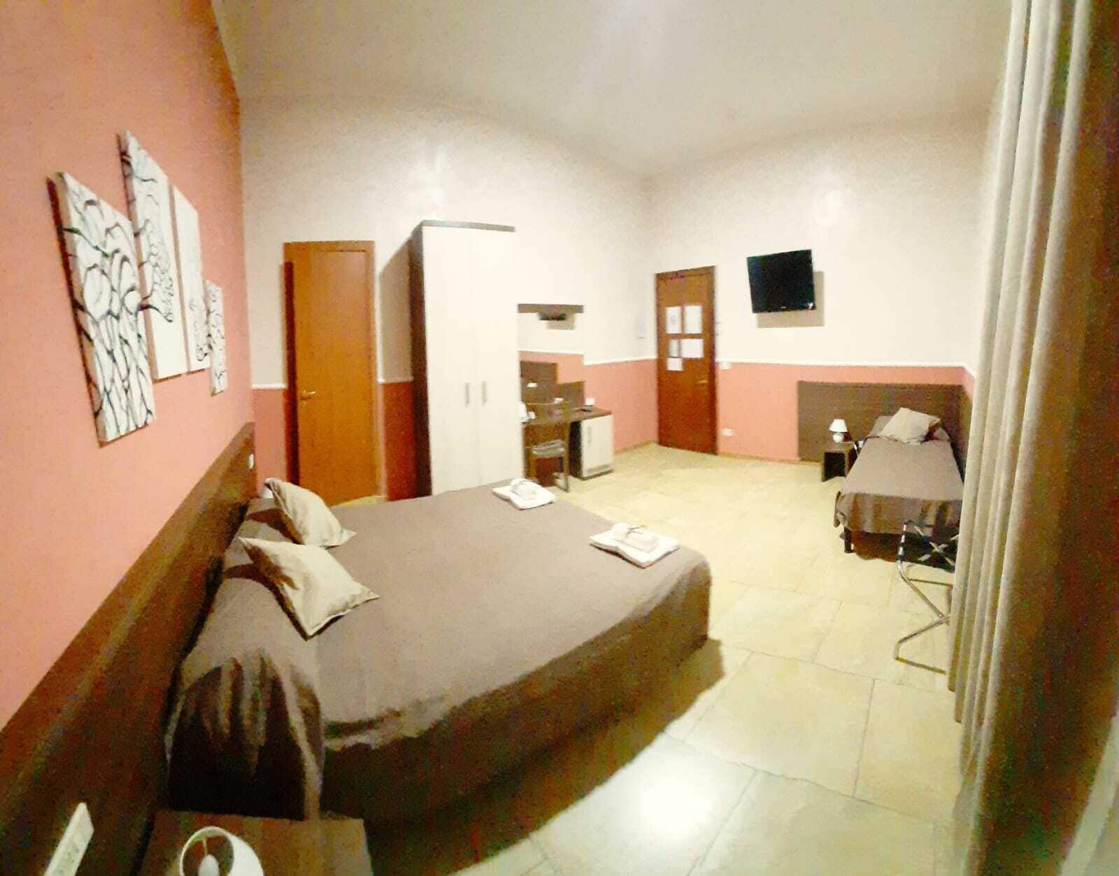 triple room | 1 bedroom, in-room safe, desk, iron/ironing board