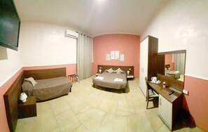 In-room safe, desk, iron/ironing board, free WiFi - Hotel Leone (Rome)