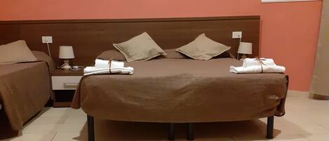 Triple Room | In-room safe, desk, iron/ironing board, free WiFi