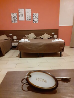 In-room safe, desk, iron/ironing board, free WiFi - Hotel Leone (Rome)