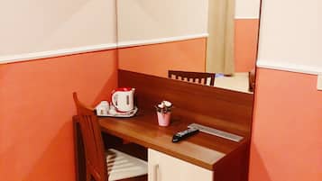 Quarto triplo | Cofres nos quartos, escrivaninha, ferros/tábuas de passar roupa