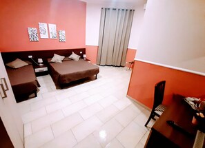 In-room safe, desk, iron/ironing board, free WiFi - Hotel Leone (Rome)