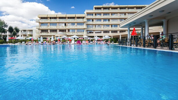 A large swimming pool with lounge chairs and umbrellas, surrounded by multi-story hotel buildings. - DAS Club Hotel Sunny Beach (Nessebar)