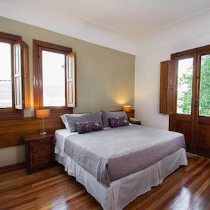 Minibar, caja de seguridad en la habitación y escritorio