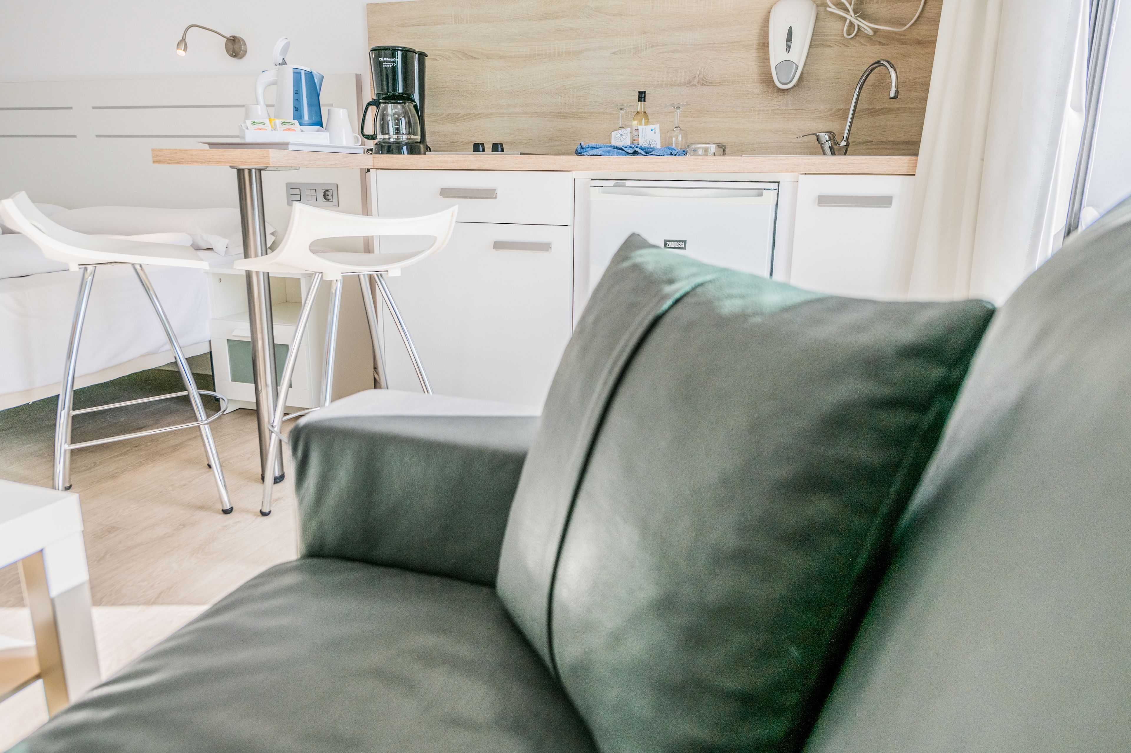 economy studio | living area | flat-screen tv