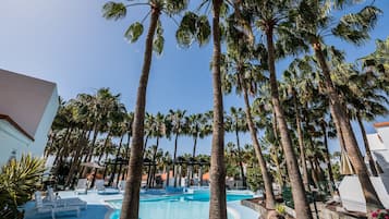 2 piscines extérieures, parasols de plage, chaises longues