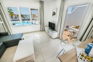 Apartamento Deluxe, 1 habitación, vistas al mar | Zona de estar | Una televisión de pantalla plana