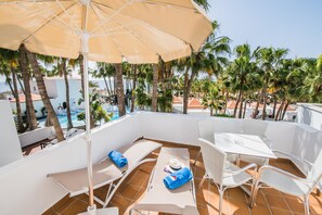 Deluxe Apartment, 2 Bedrooms, Sea View | Outdoor dining - Bahía Calma Beach (Pajara)