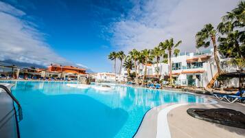 2 udendørs pools, parasoller, liggestole