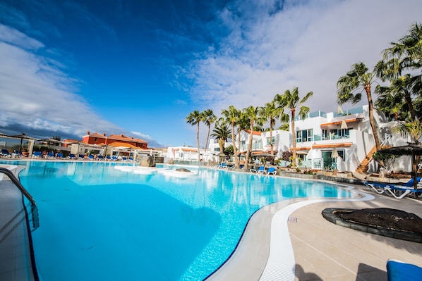 2 piscines a l'aire lliure, para-sols i gandules