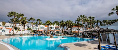 2 piscines extérieures, parasols de plage, chaises longues