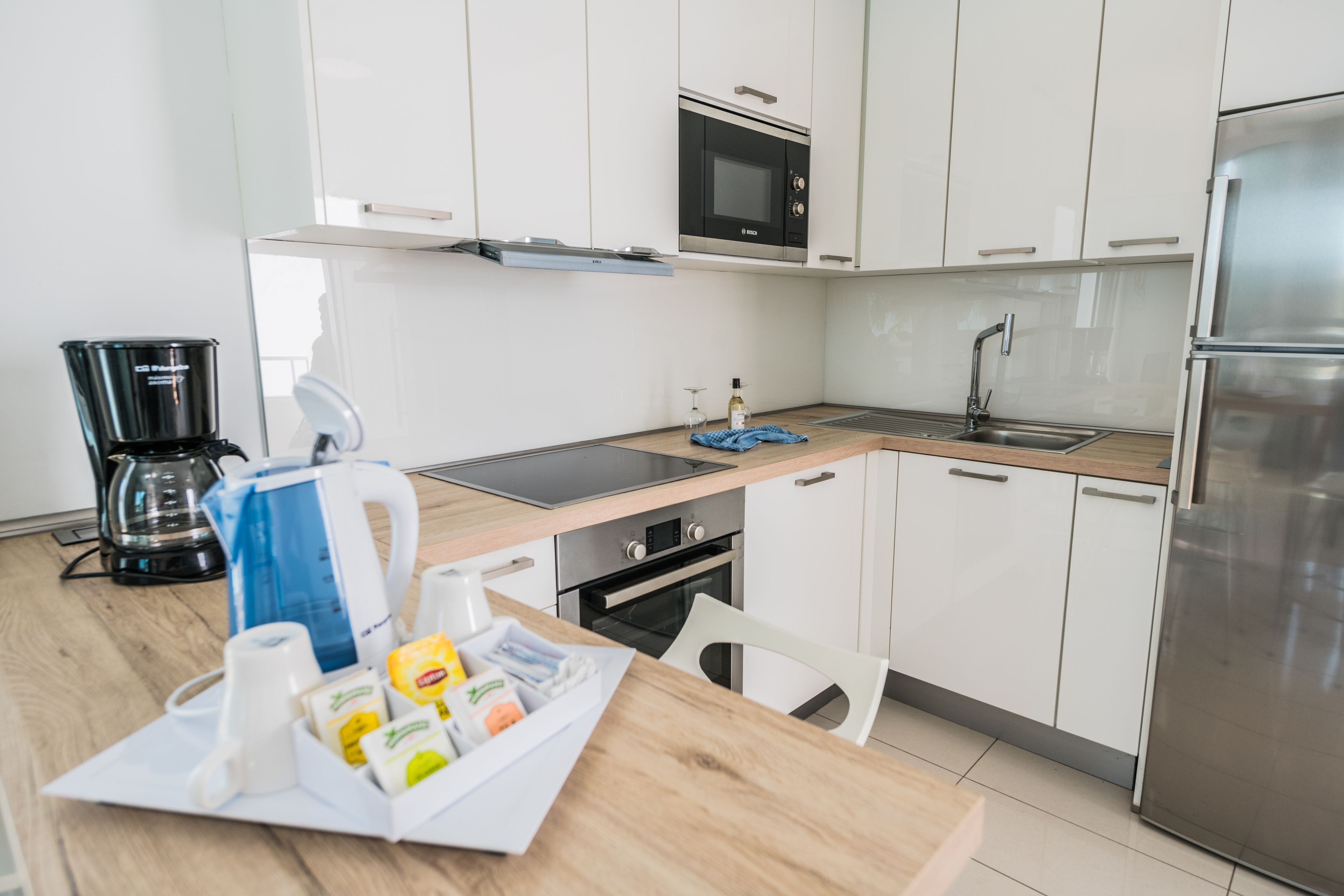 deluxe apartment, 1 bedroom, sea view | private kitchen | full-sized fridge, microwave, stovetop, electric kettle