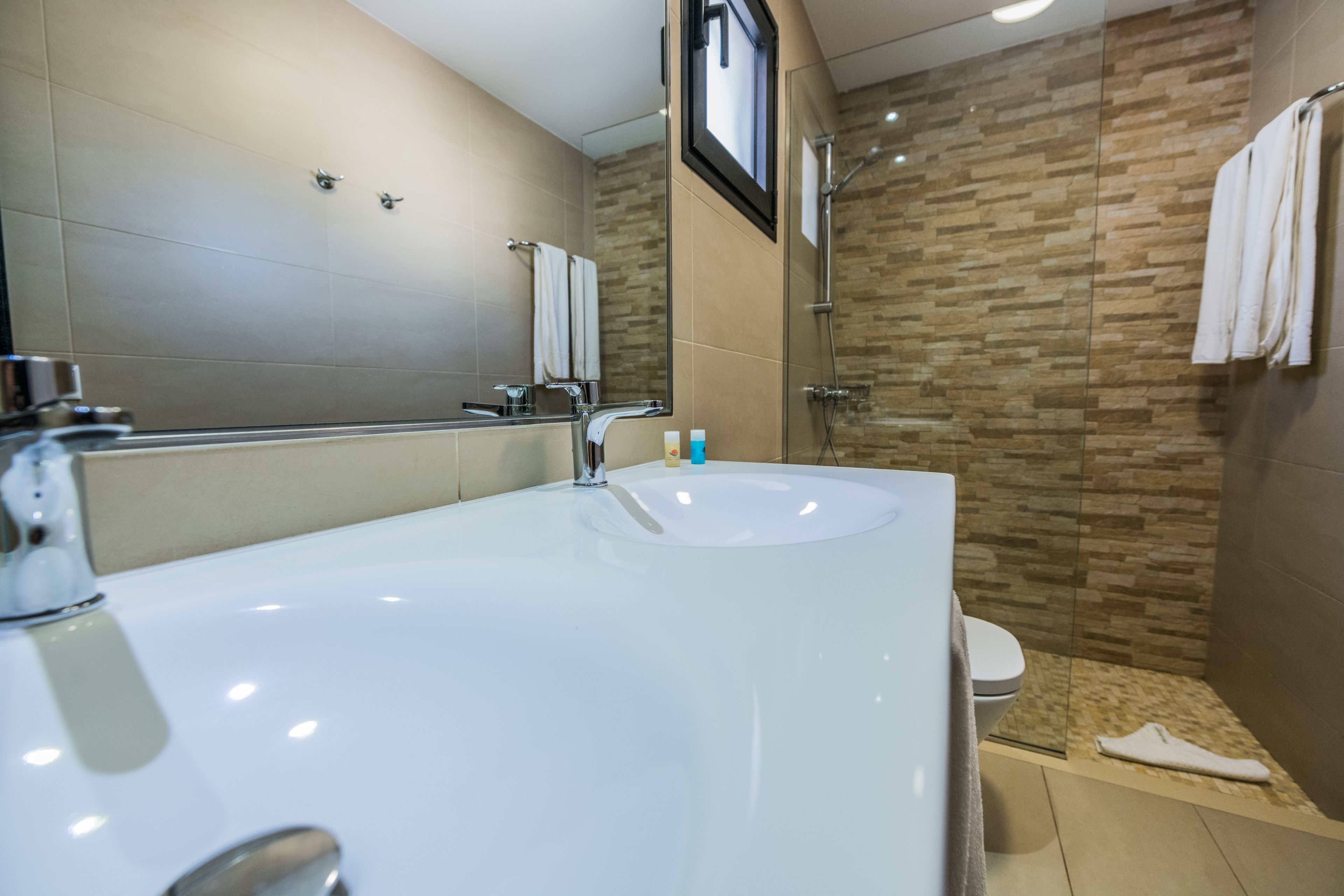 deluxe apartment, 2 bedrooms, sea view | bathroom | towels