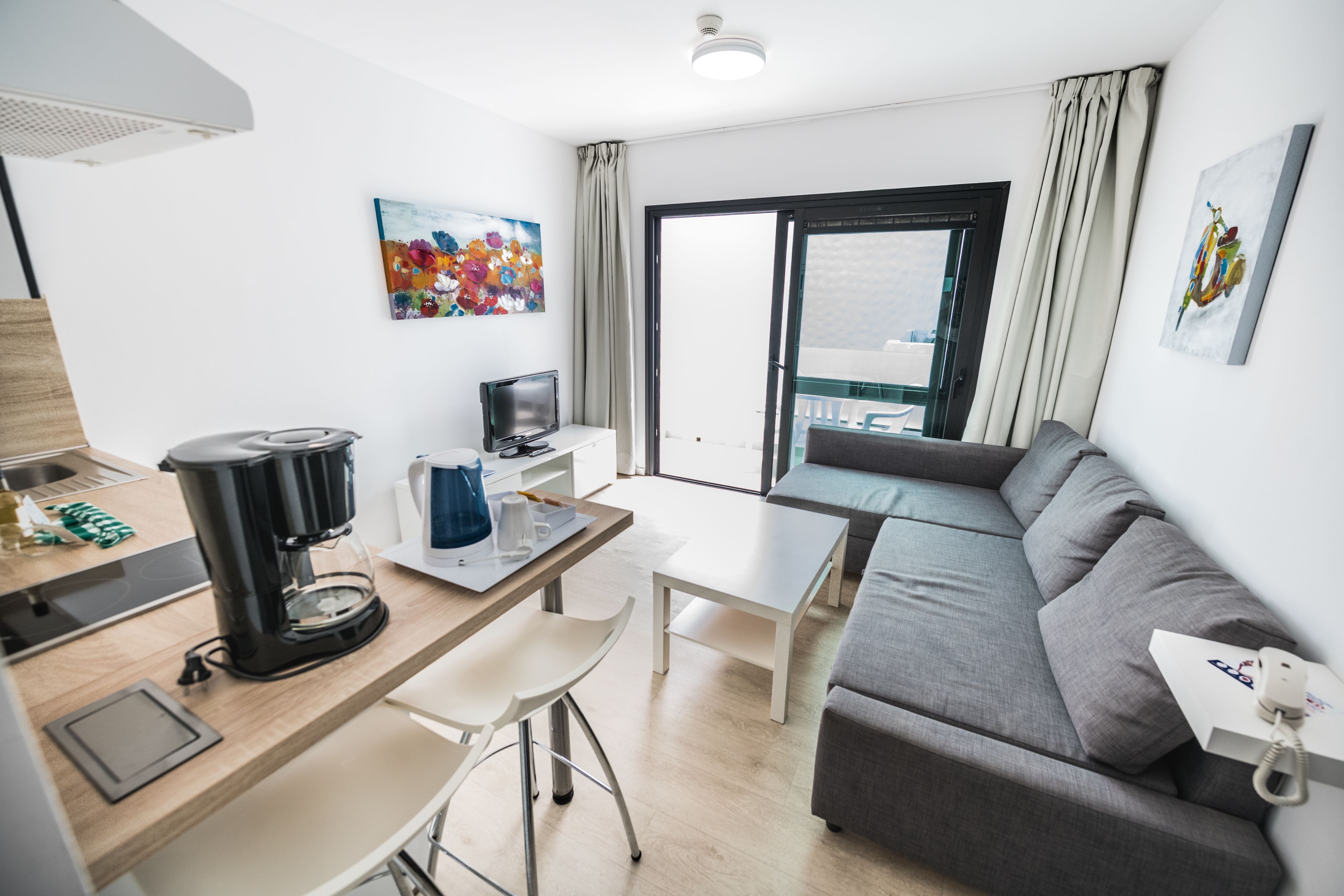 standard studio | living area | flat-screen tv