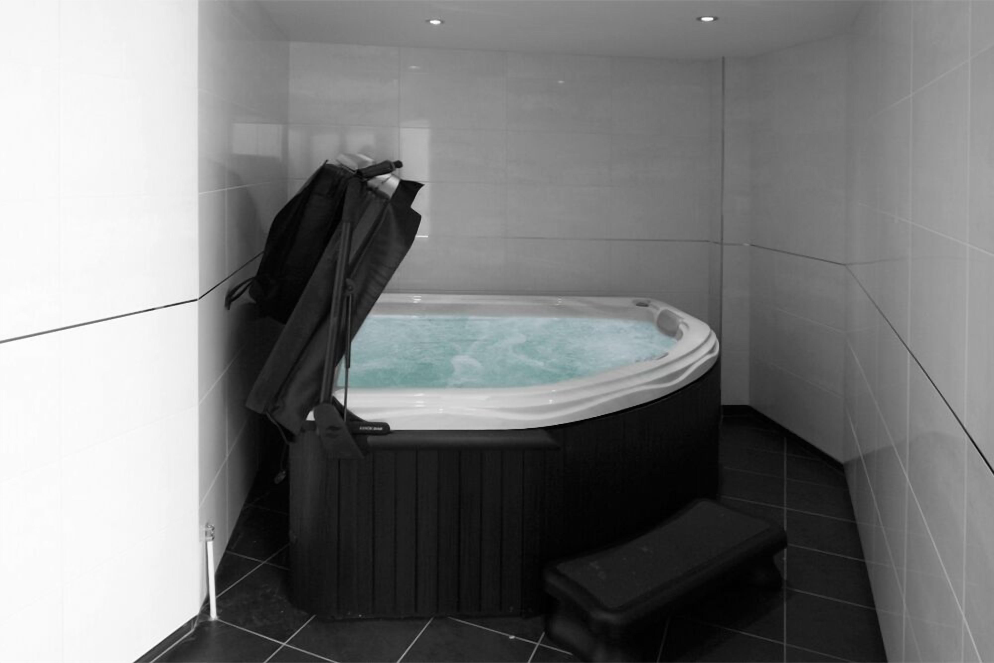 suite, hot tub | jetted bathtub