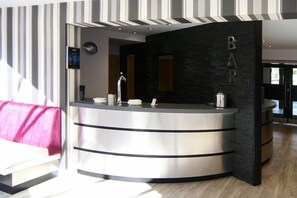 Bar (on property) - Damon's Hotel (Lincoln)