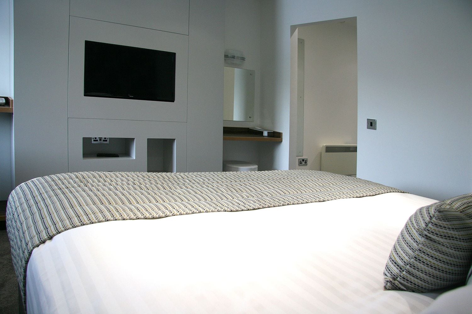 deluxe double room | desk, iron/ironing board, free wifi, bed sheets
