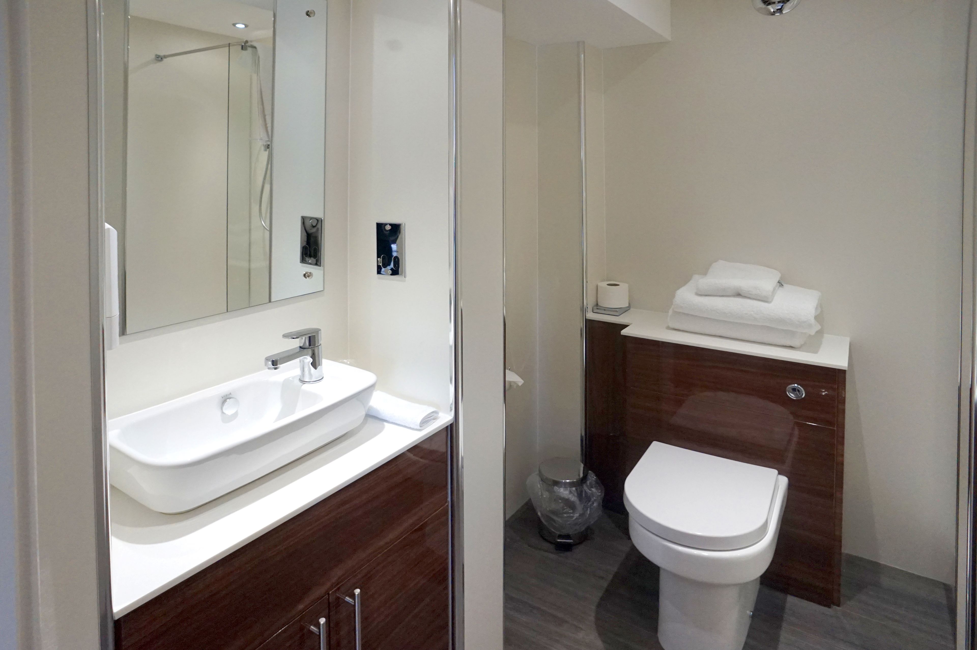 deluxe double room | bathroom | towels