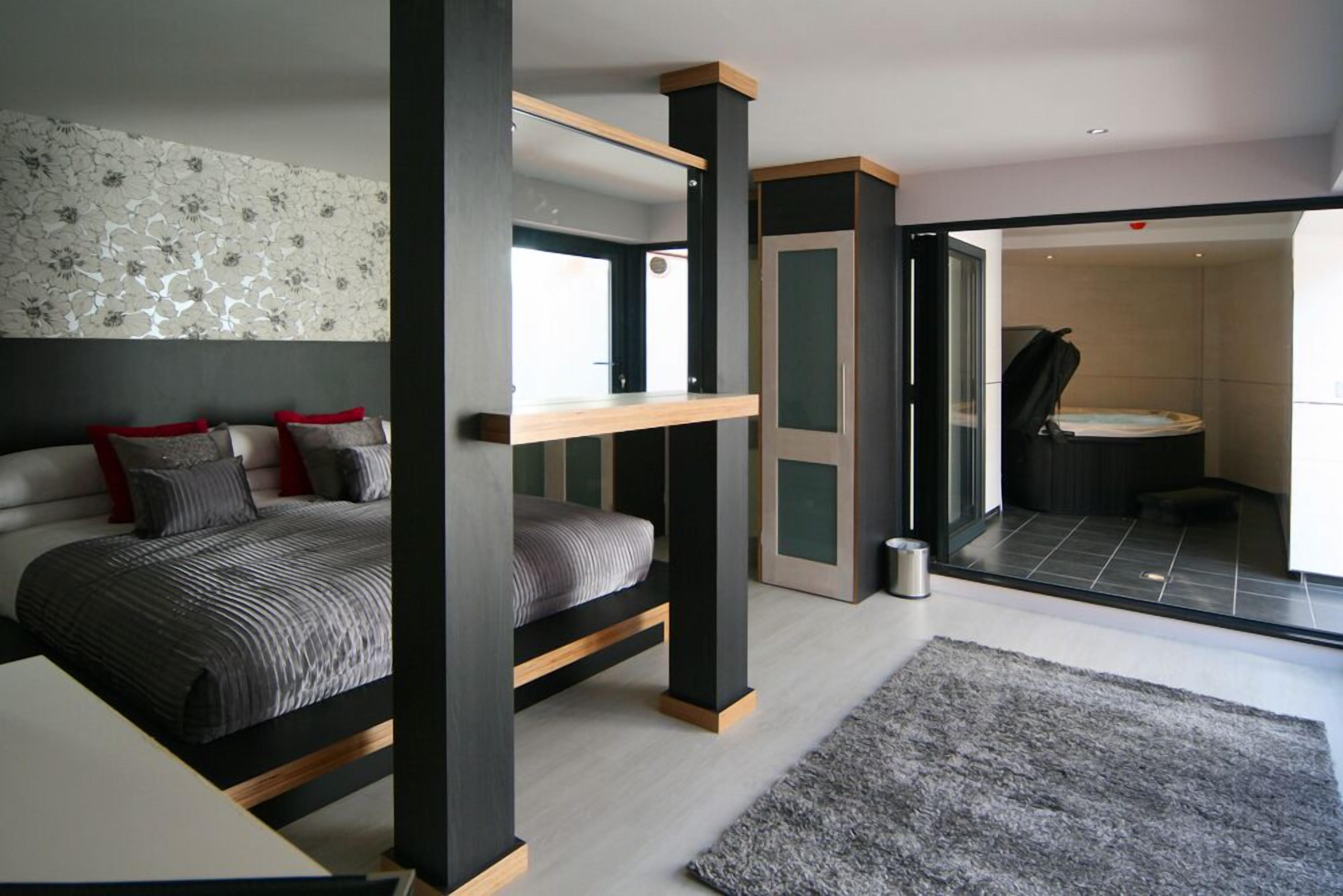 suite, hot tub | desk, iron/ironing board, free wifi, bed sheets