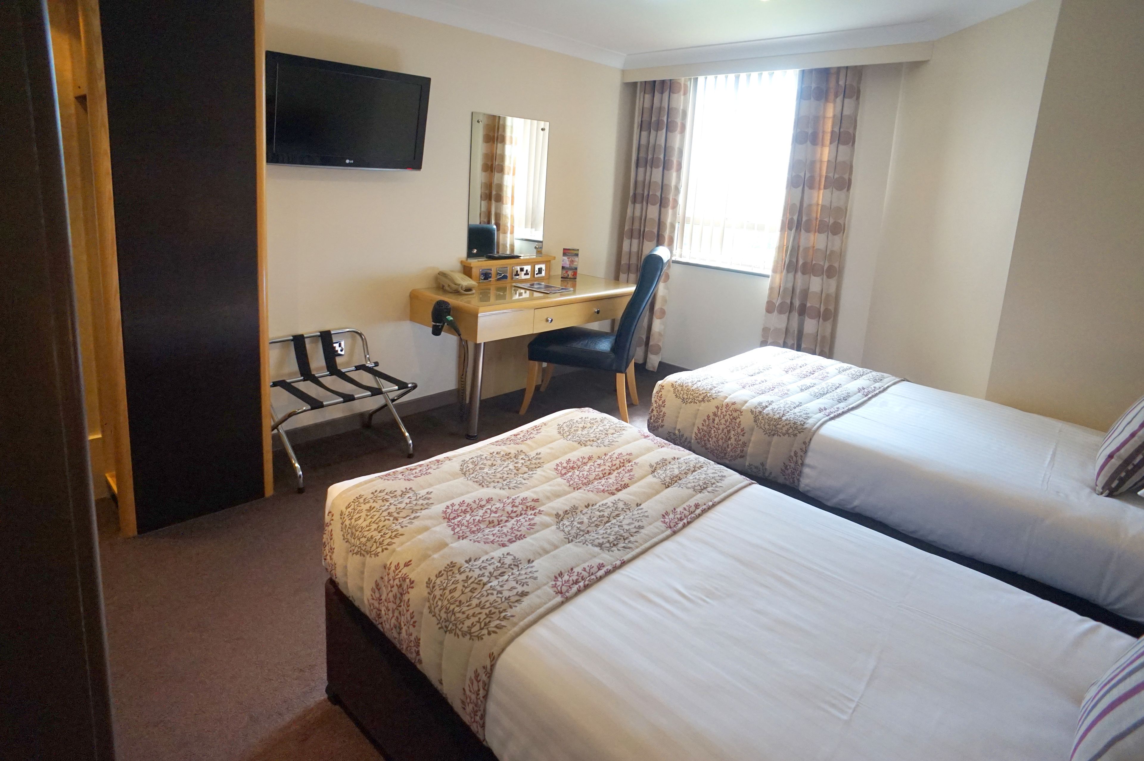 deluxe twin room | desk, iron/ironing board, free wifi, bed sheets