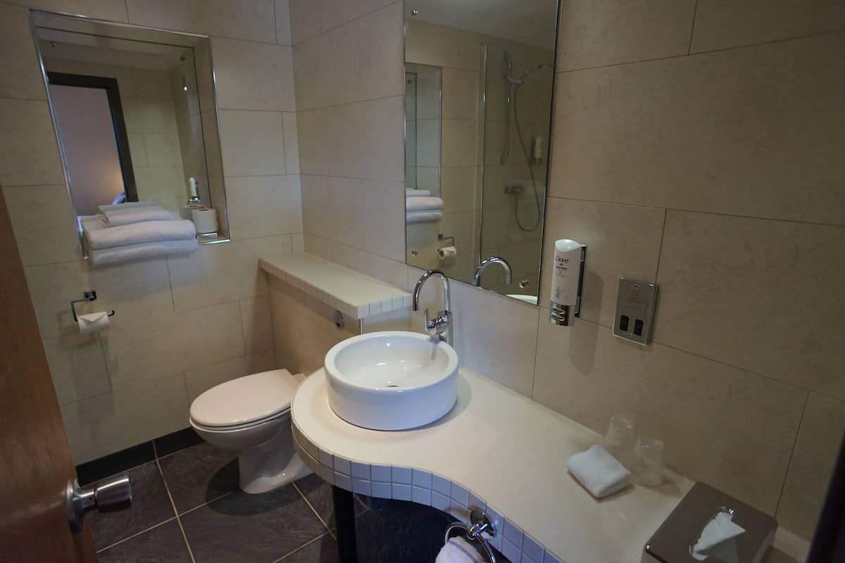 deluxe twin room | bathroom | towels