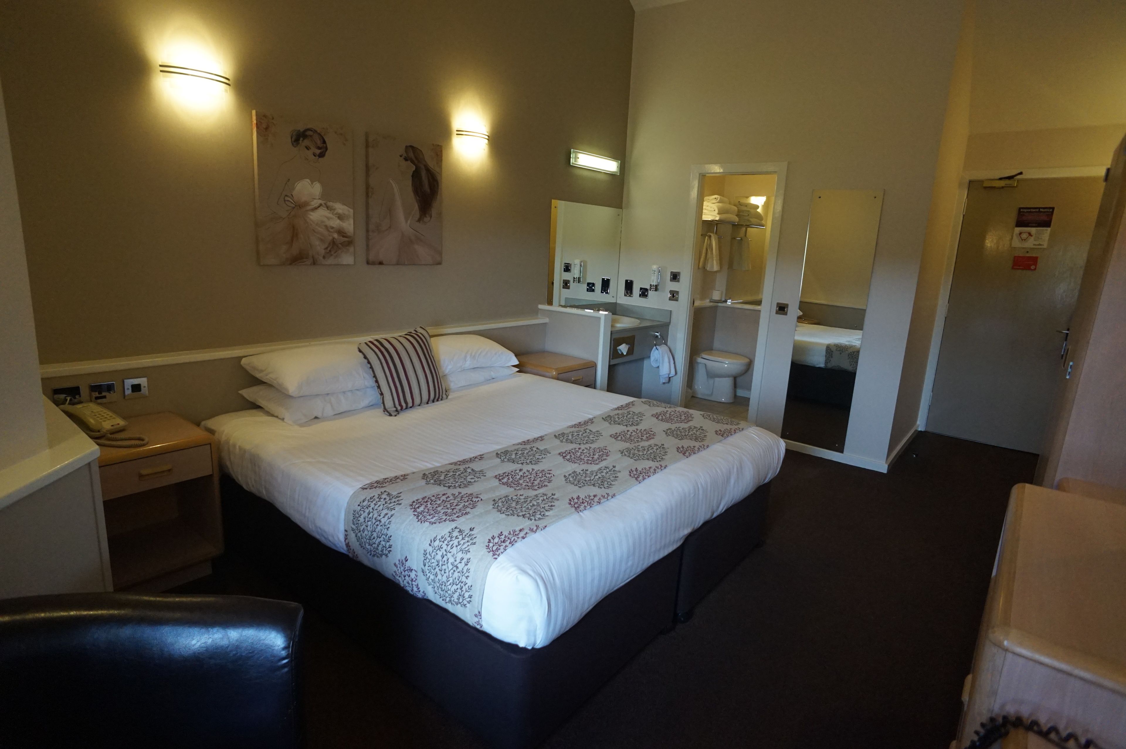 Photo - Damon’s Hotel