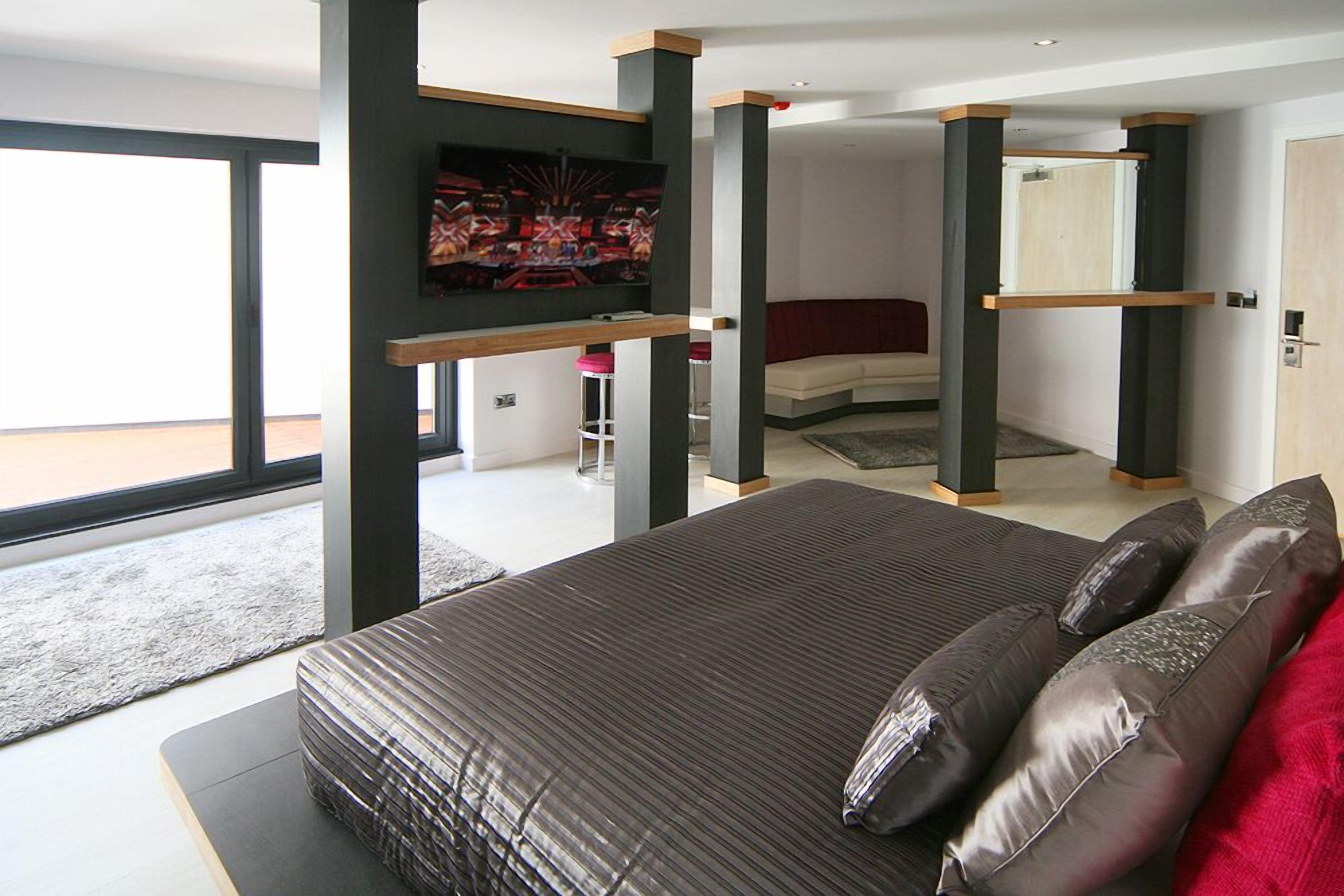 suite, hot tub | desk, iron/ironing board, free wifi, bed sheets