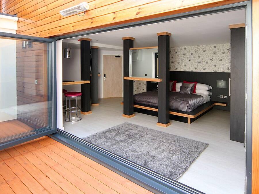 Suite, Hot Tub | Desk, iron/ironing board, free WiFi, bed sheets