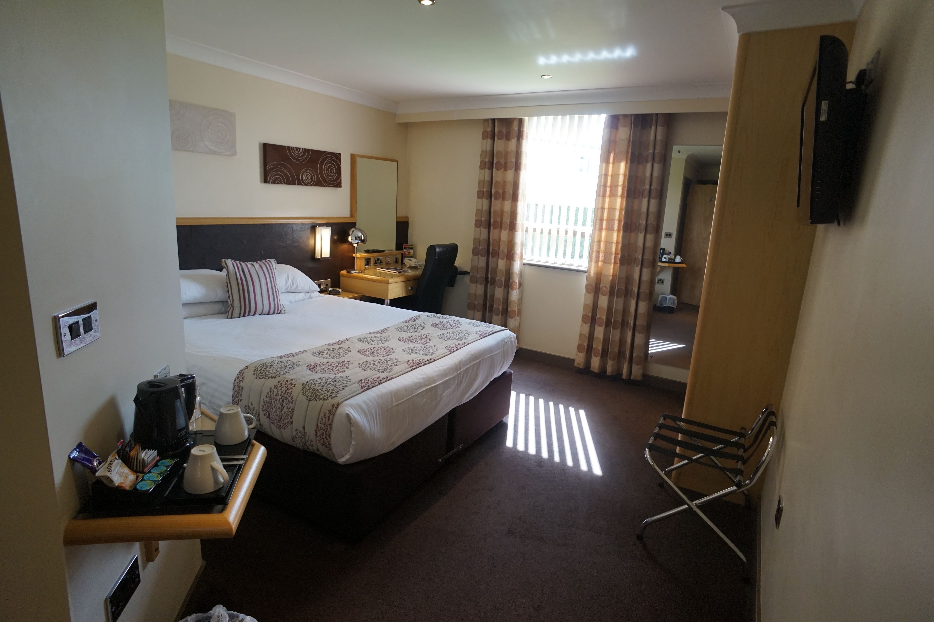 deluxe twin room | desk, iron/ironing board, free wifi, bed sheets