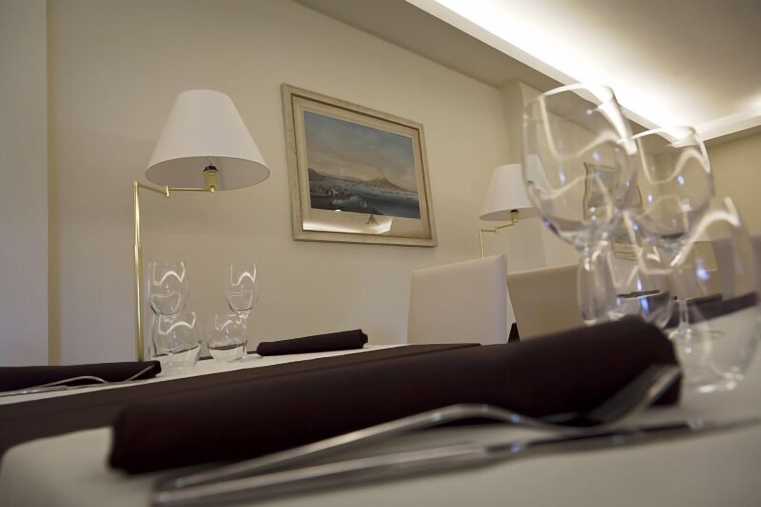 2 restaurants, lunch served