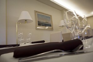 2 restoran, melayani makan siang