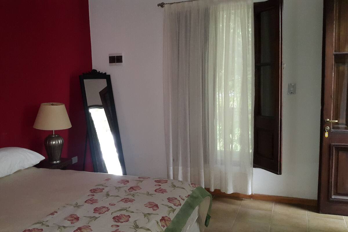 Seprai premium, brankas, dan tempat tidur bayi gratis