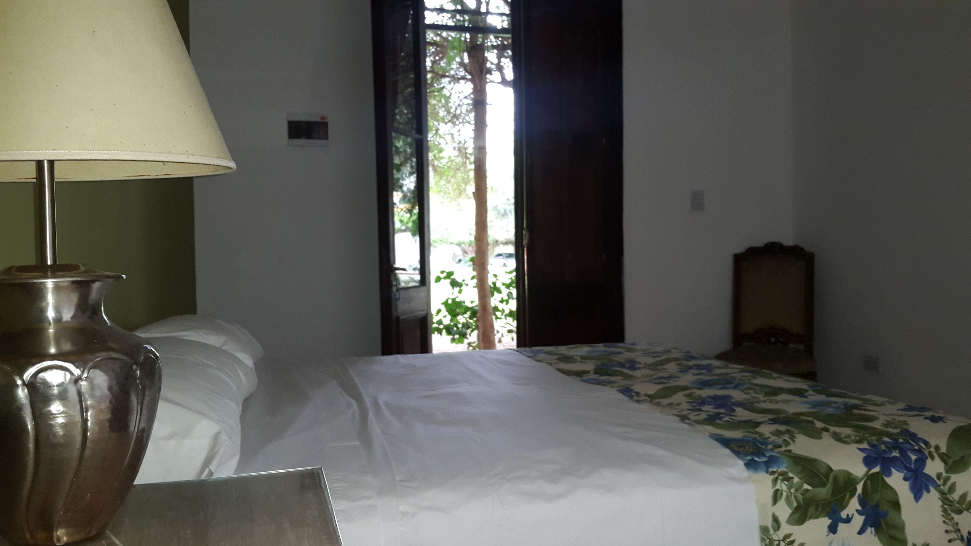 أغطية فراش متميزة وخزنة داخل الغرفة وأسرّة أطفال/رضّع (مجانًا)