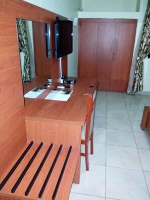 Una cassaforte in camera, una scrivania, tende oscuranti, Wi-Fi gratuito