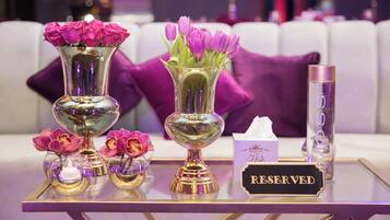 Une table avec des vases de fleurs, une boîte de mouchoirs et une pancarte indiquant « RESERVÉ ».