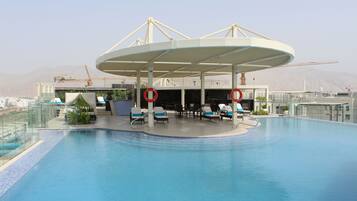 2 udendørs pools, parasoller, liggestole