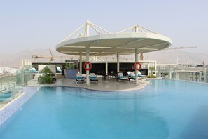 2 utomhuspooler, parasoller och solstolar