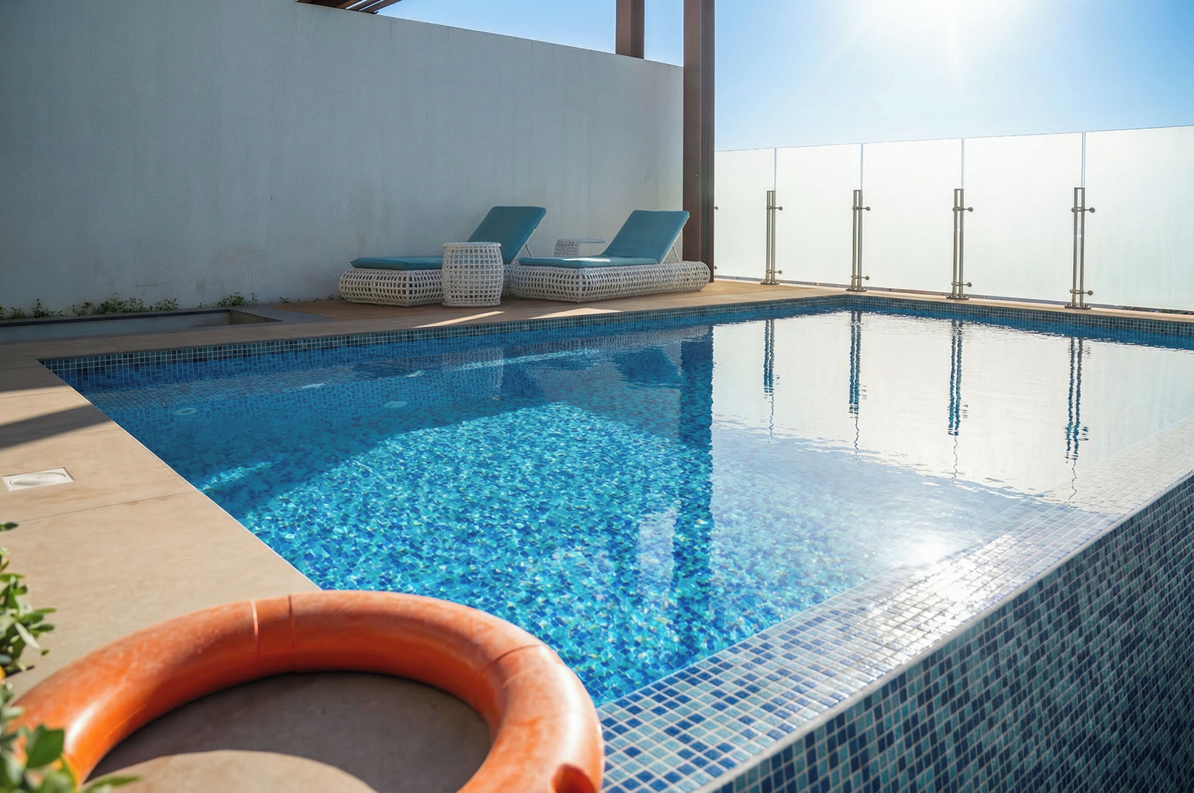 2 つの屋外プール、プール パラソル、サンラウンジャー