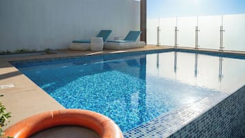 2 Außenpools, Sonnenschirme, Liegestühle