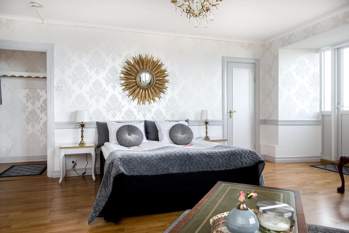 premium suite (main building) | 1 bedroom, hypo-allergenic bedding, individually decorated