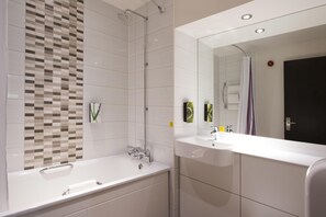 Bathroom - Premier Inn Beverley Town Centre (Beverley)