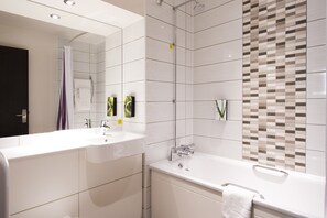 Bathroom - Premier Inn Blackburn Town Centre (Blackburn)