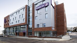 Un hôtel Premier Inn au design moderne, doté de grandes fenêtres et d’une enseigne bien visible.