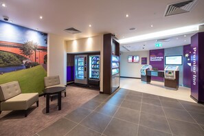 Reception - Premier Inn Maidenhead Town Centre (Maidenhead)