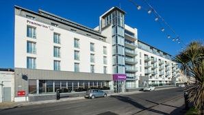 Ein modernes Hotel mit einem gut sichtbaren 'Premier Inn'-Schild, mehreren Stockwerken und einem gut erkennbaren Eingang.