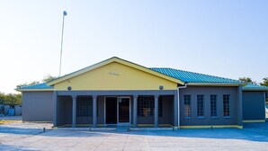 Front of property - Qhwigaba Guest Lodge (Maun)